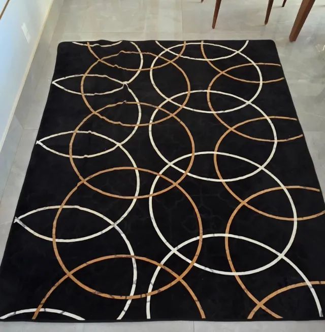 Cadeira giratória para escritório preta - encosto e braço articulável + Tapete 240 x 192cm - Foto 2