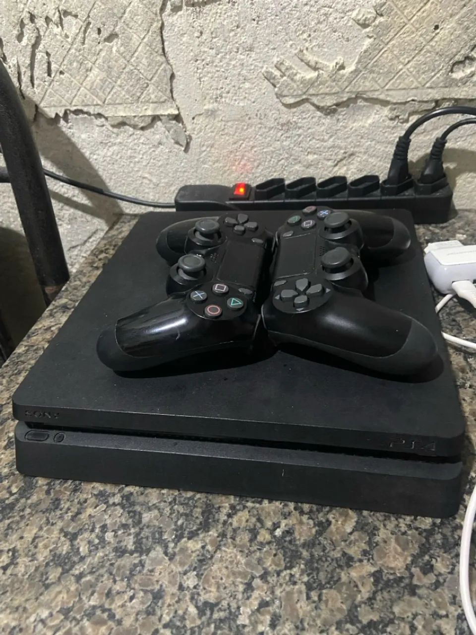 PlayStation 4 com 2 Controles - Diversão Garantida!