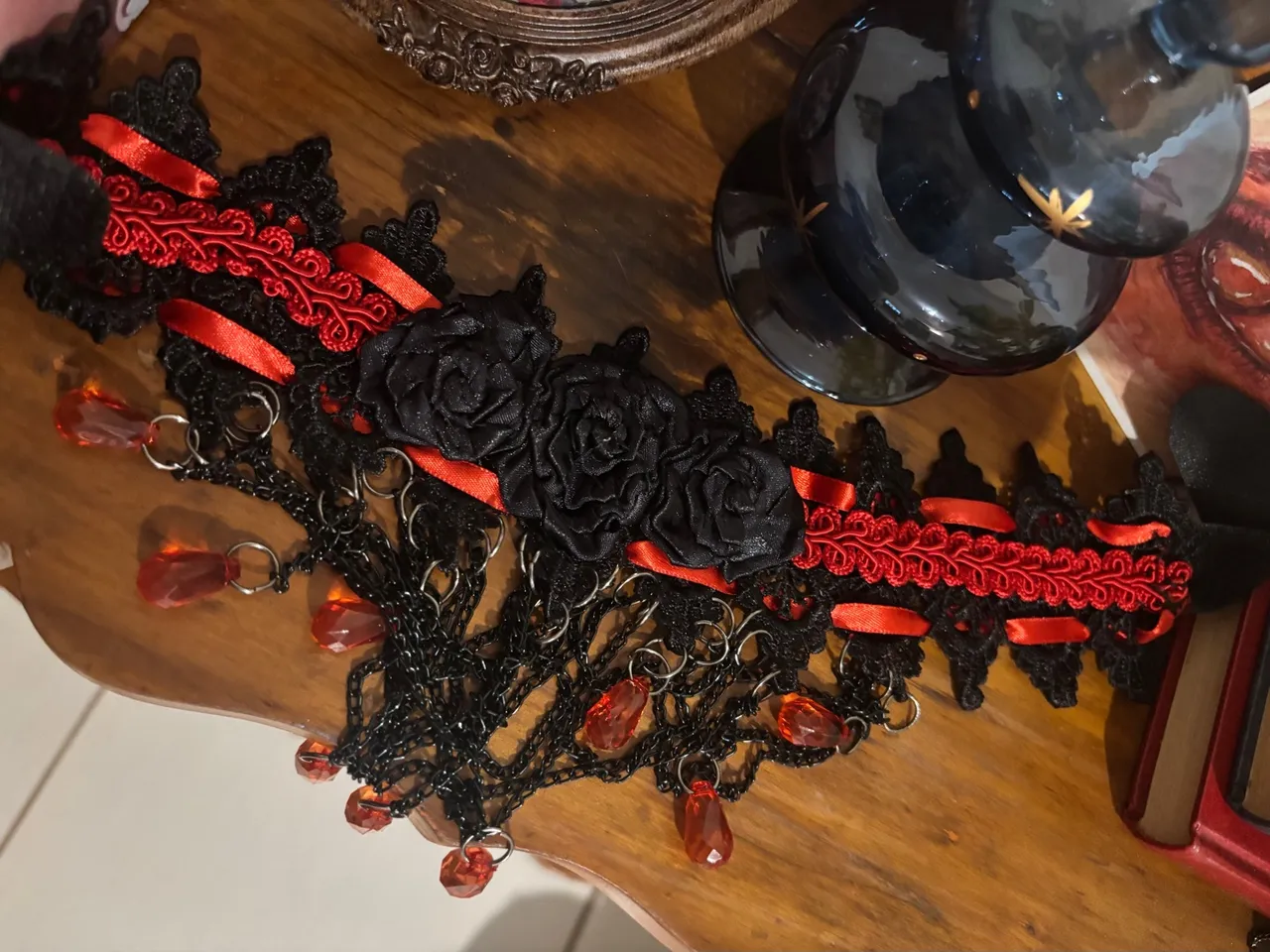 Gargantilha Gótica com Flores e Correntes