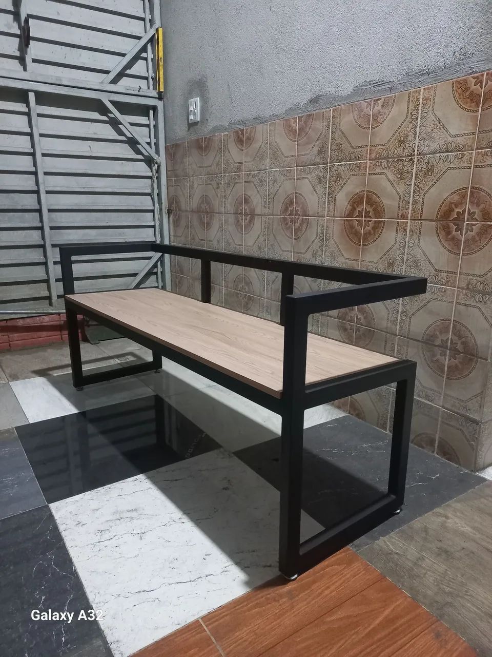Banco de Ferro com Assento em Madeira - Foto 2