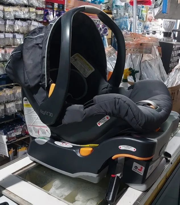 Conjunto carrinho + bebê Conforto Bravo com base para carro da Chicco - Foto 2