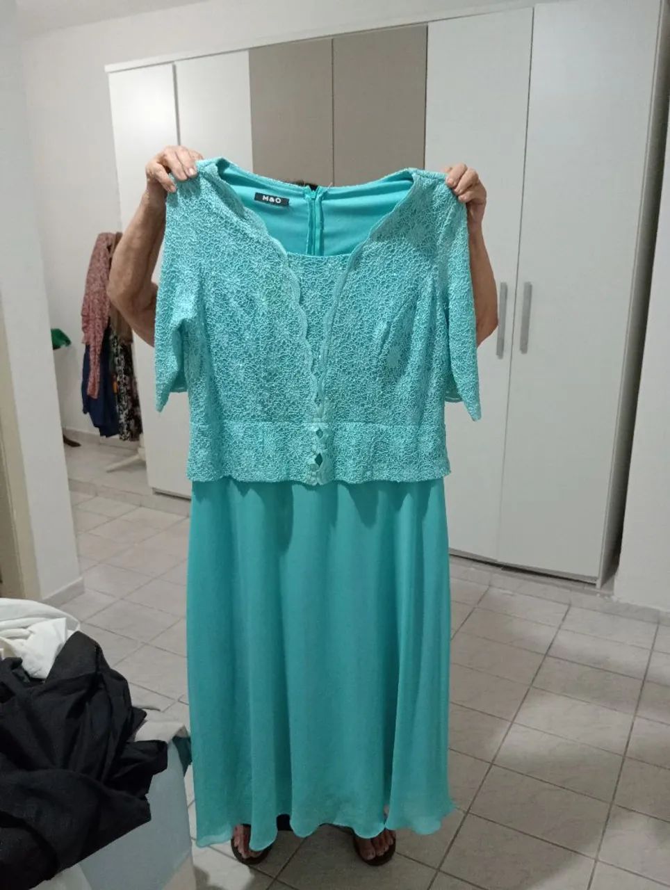 Vestido longo azul com a parte superior rendada