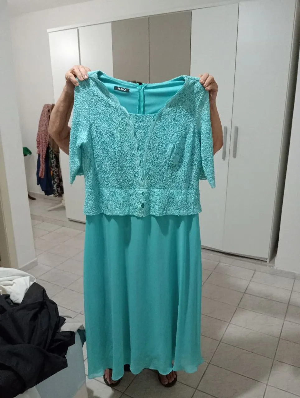 Vestido longo azul com a parte superior rendada