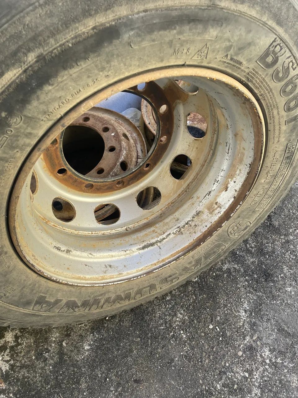 Pneu e roda 275  - Foto 2