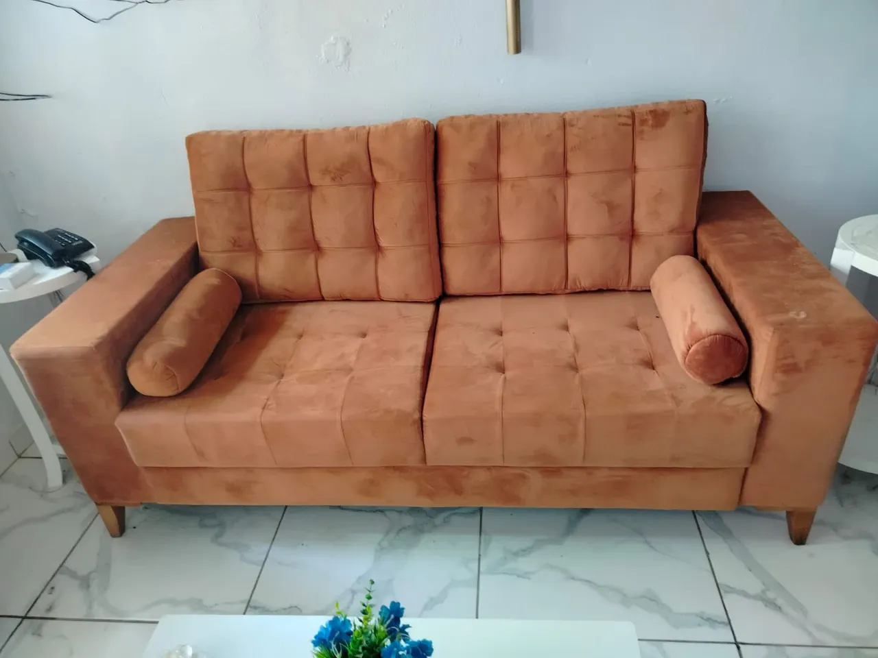 Sofá de 2 lugares em suede marrom