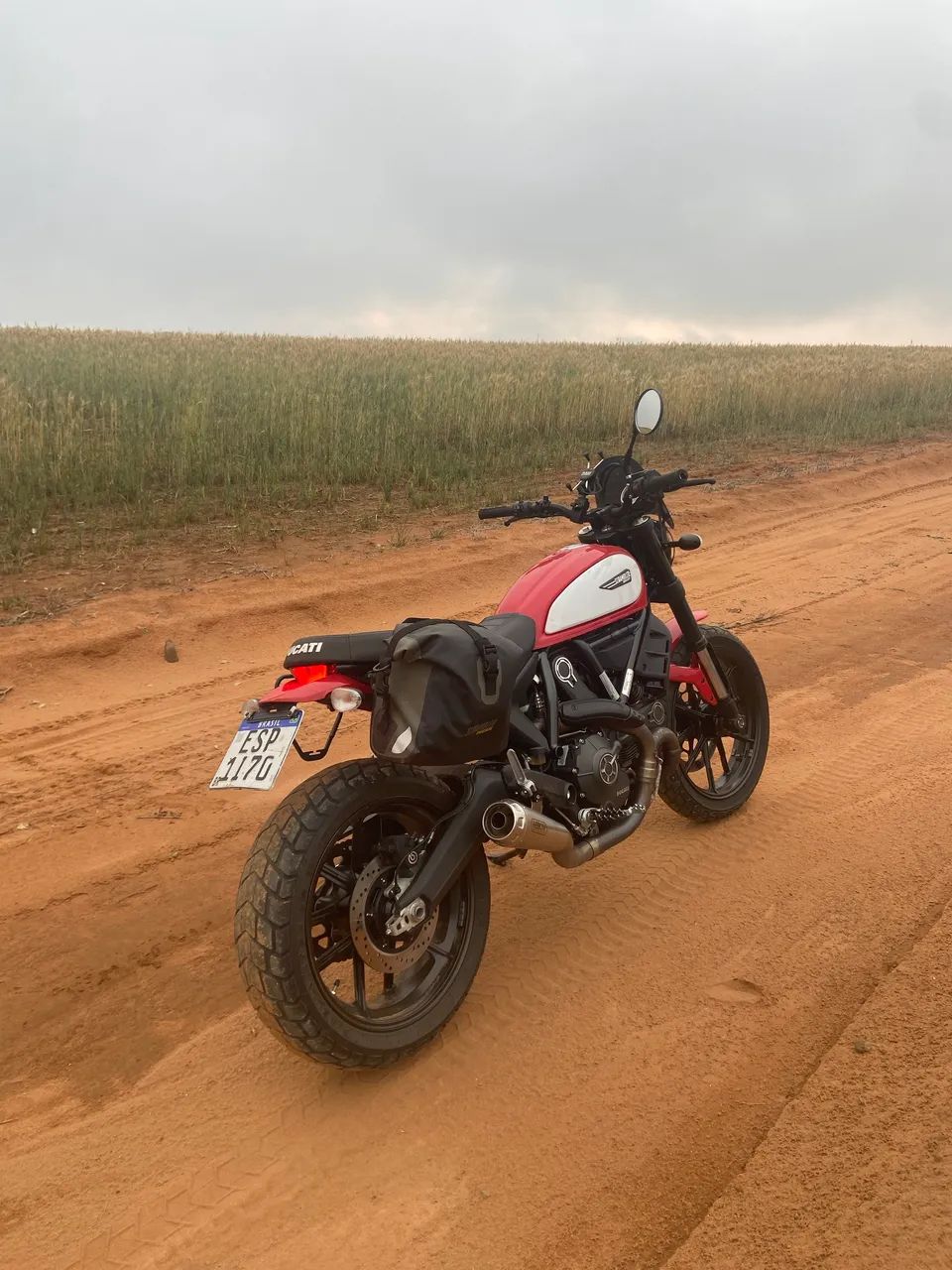 Ducati Scrambler vermelha com Arrow e acessórios  - Foto 3