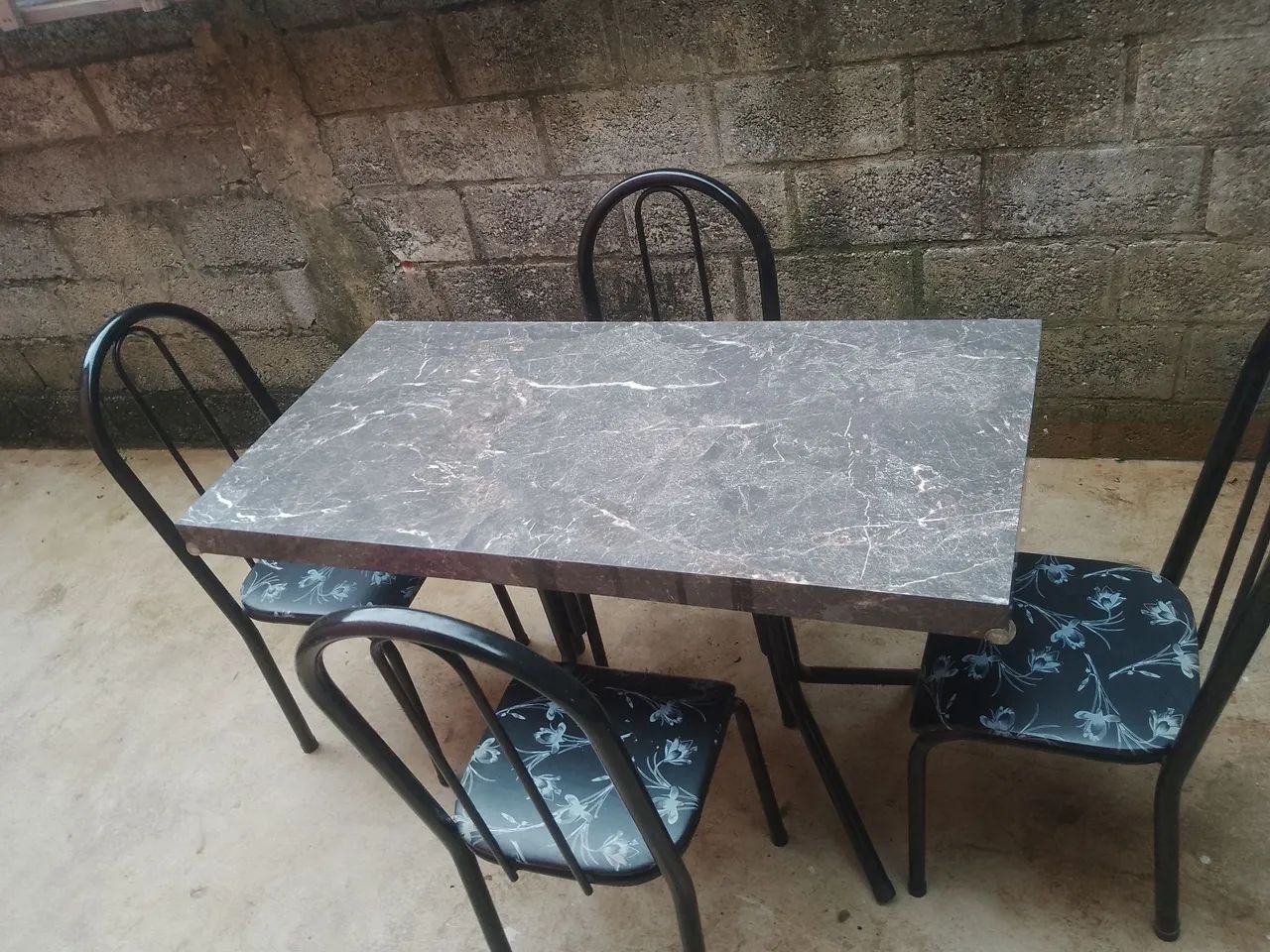 Mesa com tampo de porcelanato 