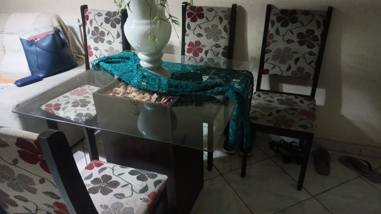 Mesa tampa de vidro  com 4 cadeiras - Foto 3