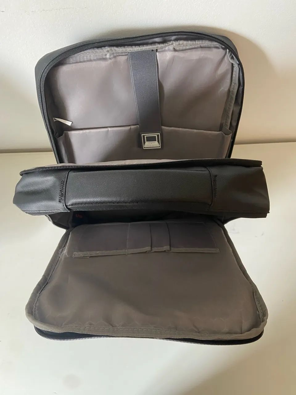 Mochila para Notebook Executiva Preta - Saída USB Integrada e Compartimento Acolchoado. - Foto 2