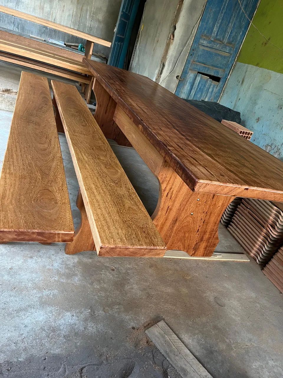 Mesa angelim pedra 2metros X 80cm com 2 bancos  - Foto 5