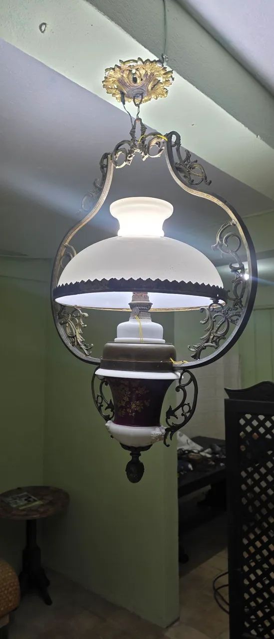 Lustre antigo bronze e cúpula de opalina - Foto 3