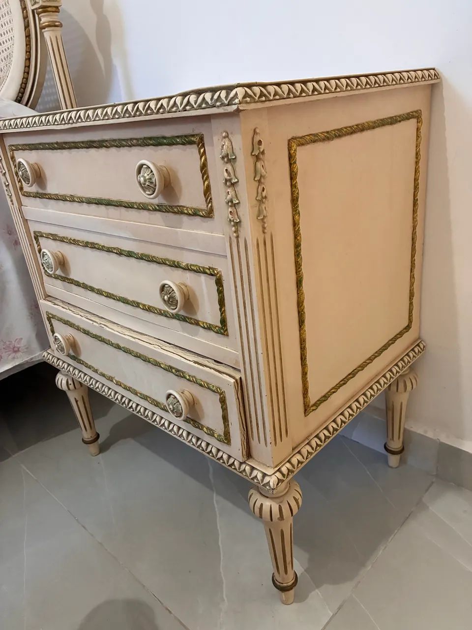 Cama de solteiro estilo Luis XVI acompanha uma cômoda  - Foto 5