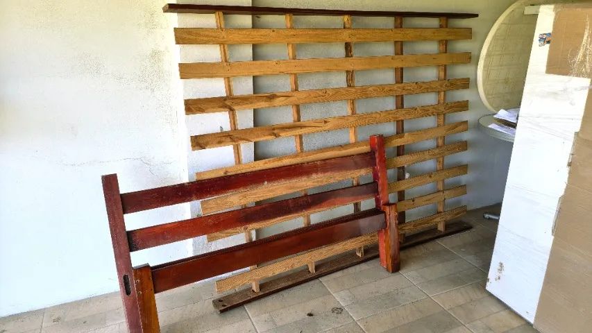 Cama , cadeiras, mesa.  - Foto 2