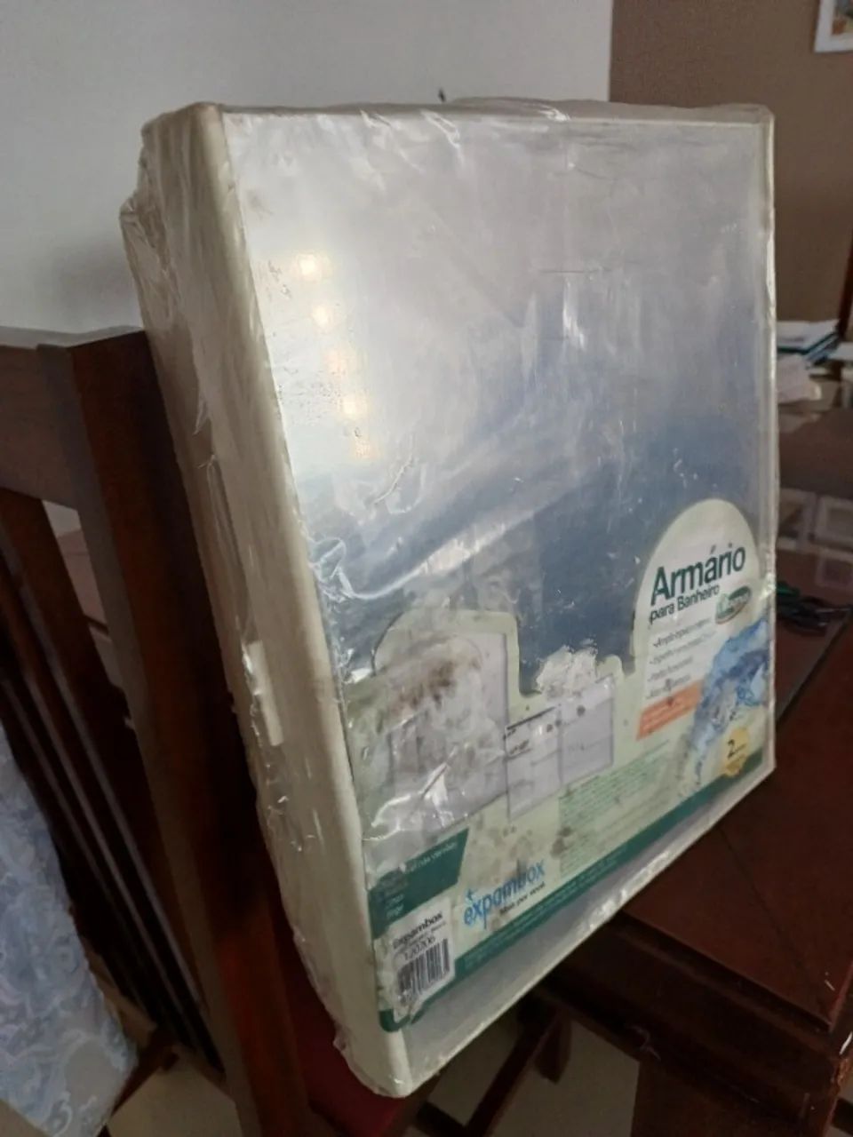 Armario pvc marca Expambox, com espelho para banheiro, sem uso