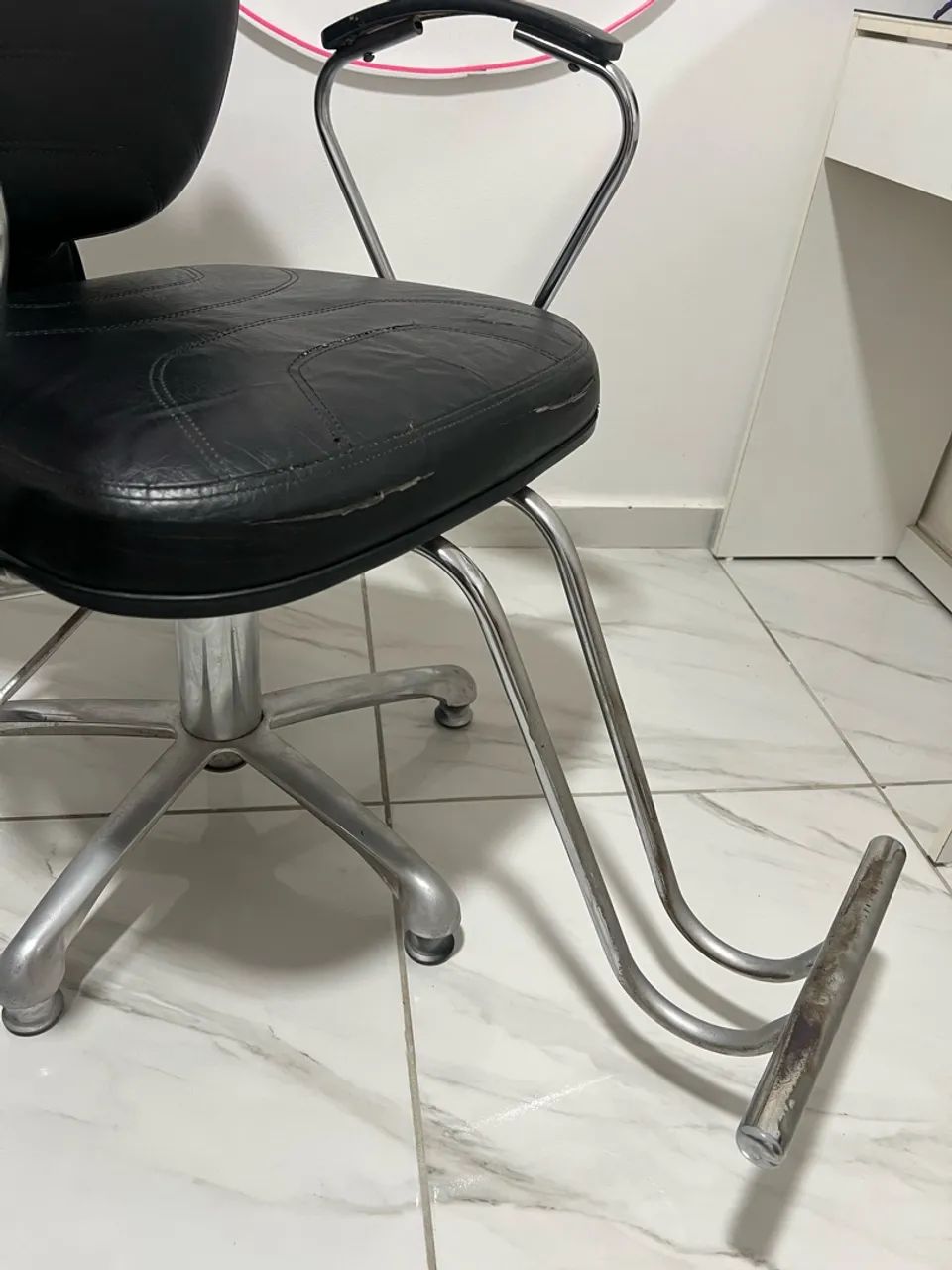 Cadeira de salão e mocho  - Foto 4