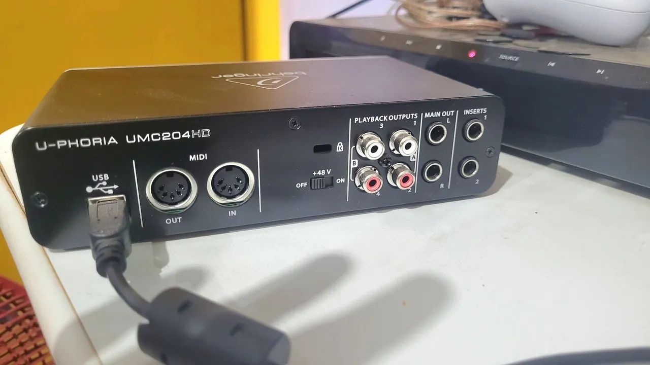 Interface de áudio Behringer U-Phoria UMC204HD - Foto 2