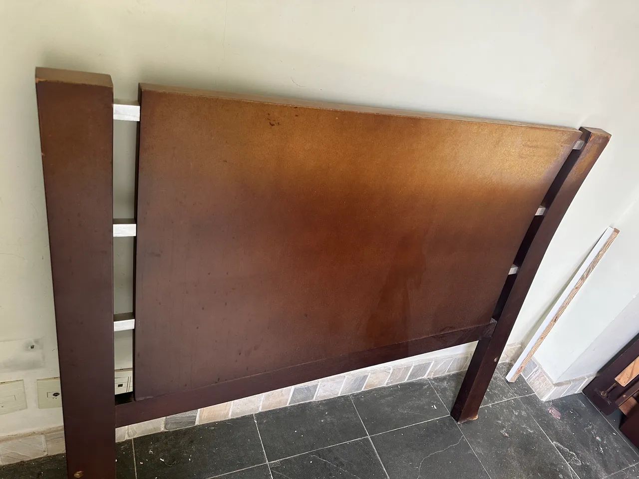 Vendo cama de casal de madeira - Foto 4