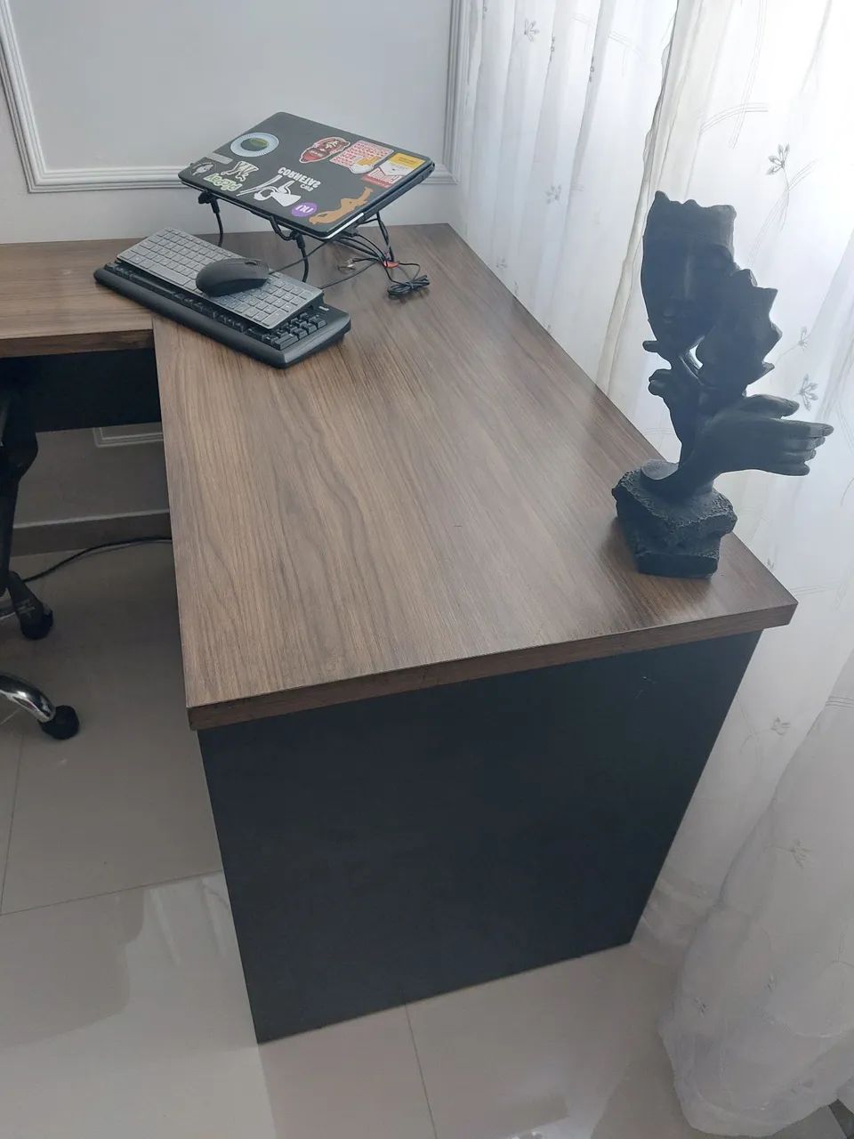 Mesa com cadeira de escritório 