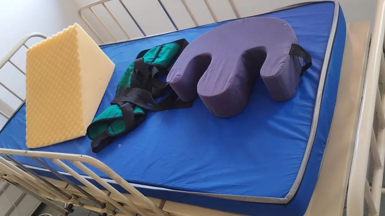 Cama hospitalar, colchão e adereços  - Foto 2