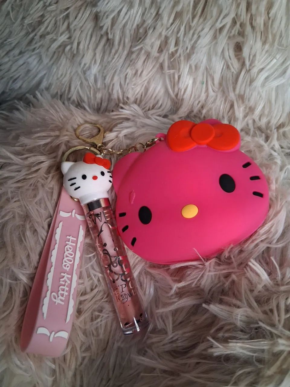 Bolsinha  da Hello Kitty pra colocar moedas  e gloss Hello Kitty  - Foto 4