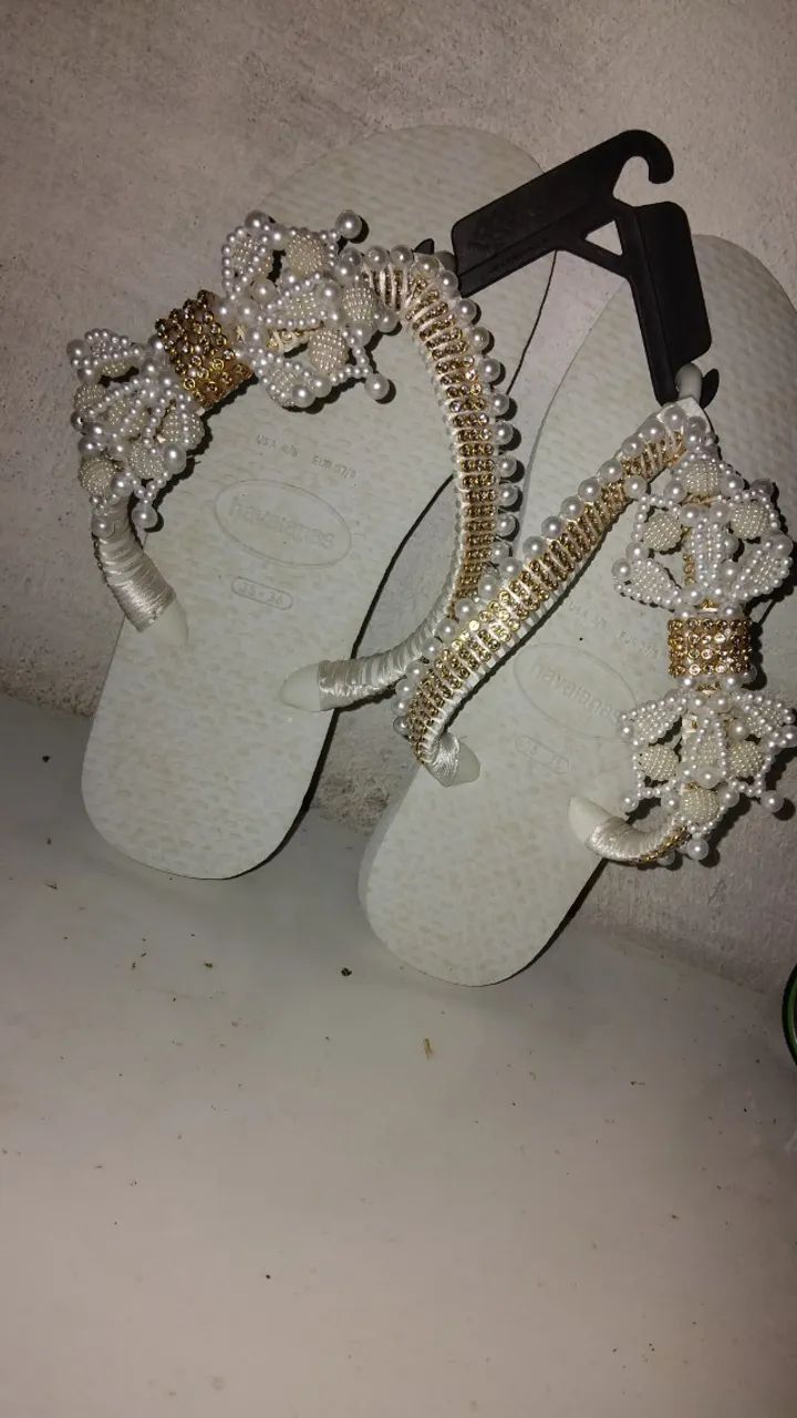 Sandália customizada com pérolas 