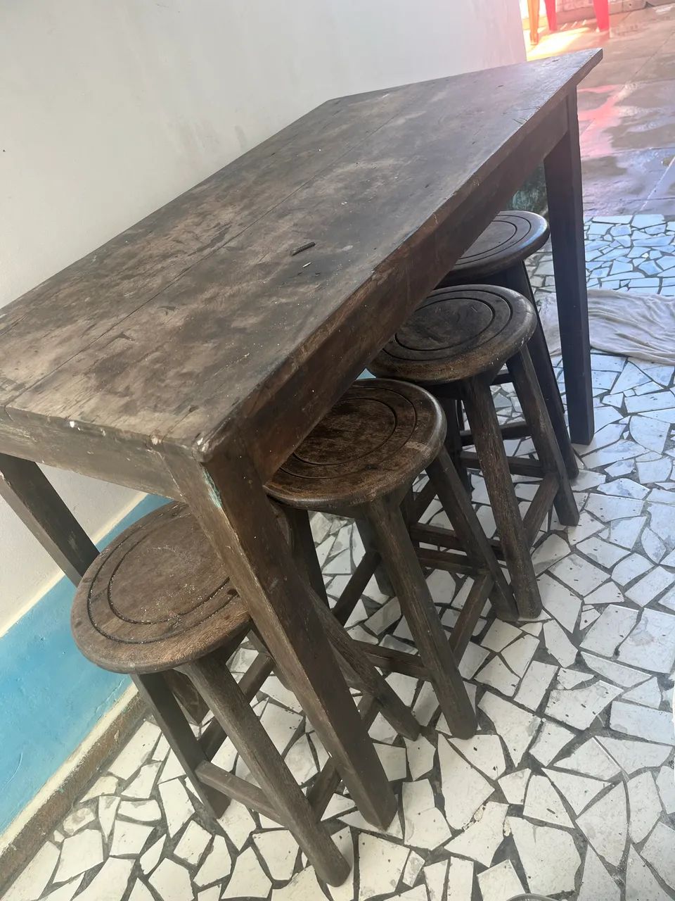 Mesa madeira com 04 bancos
