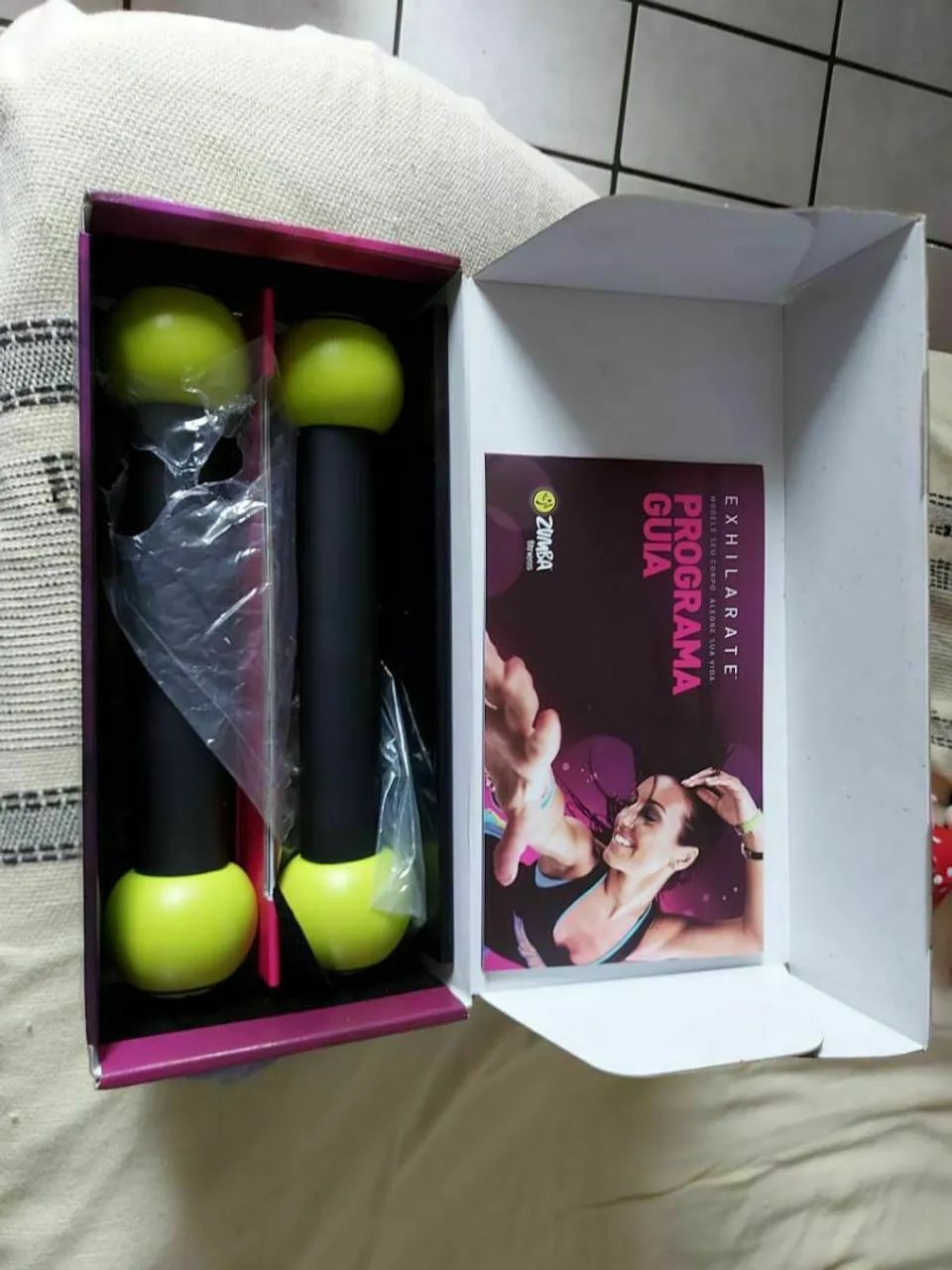 Kit Zumba com 7 Dvd's com e 1 par de maracas 