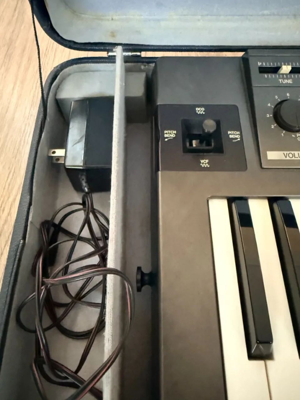 Sintetizador analógico vintage Korg Poly-800 com case original - Foto 5