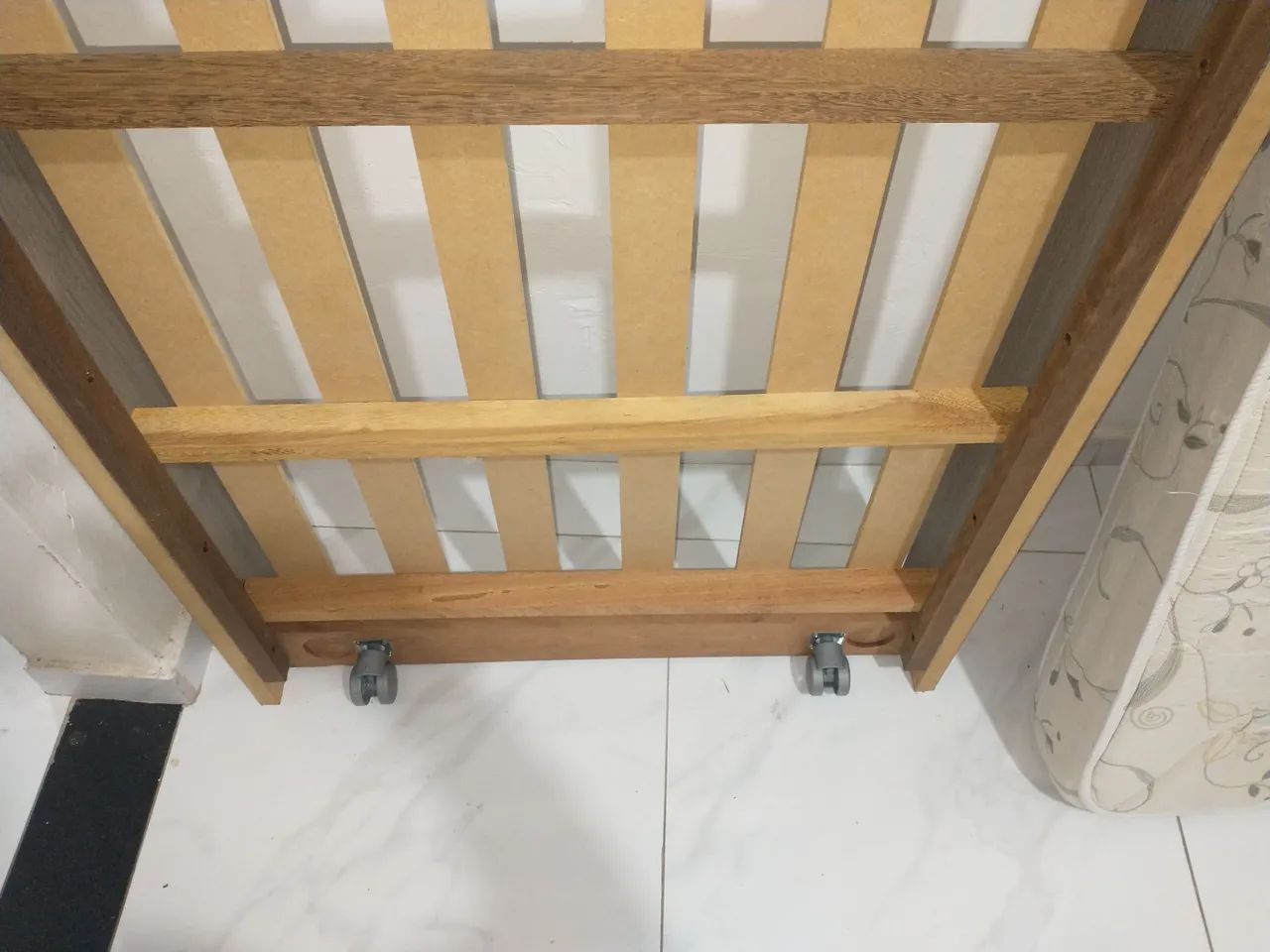 Cama com rodinhas e colchão 64962683339906124