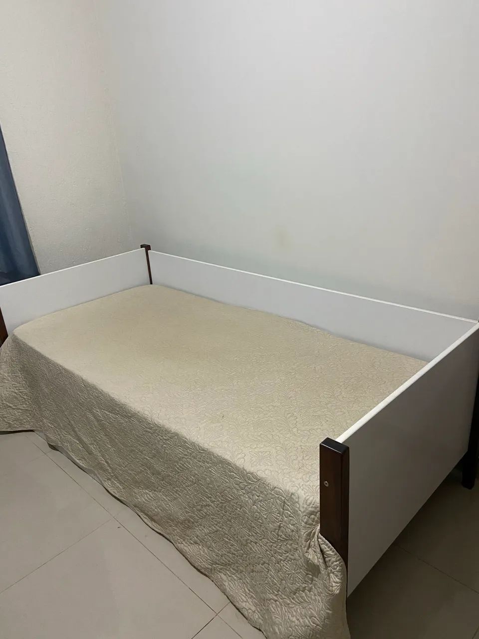 Vendo cama de solteiro com cama auxiliar  - Foto 4