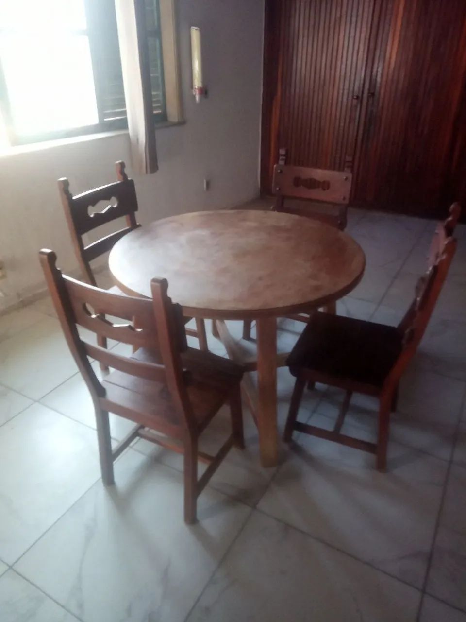 Mesa de madeira maciça com as cadeiras