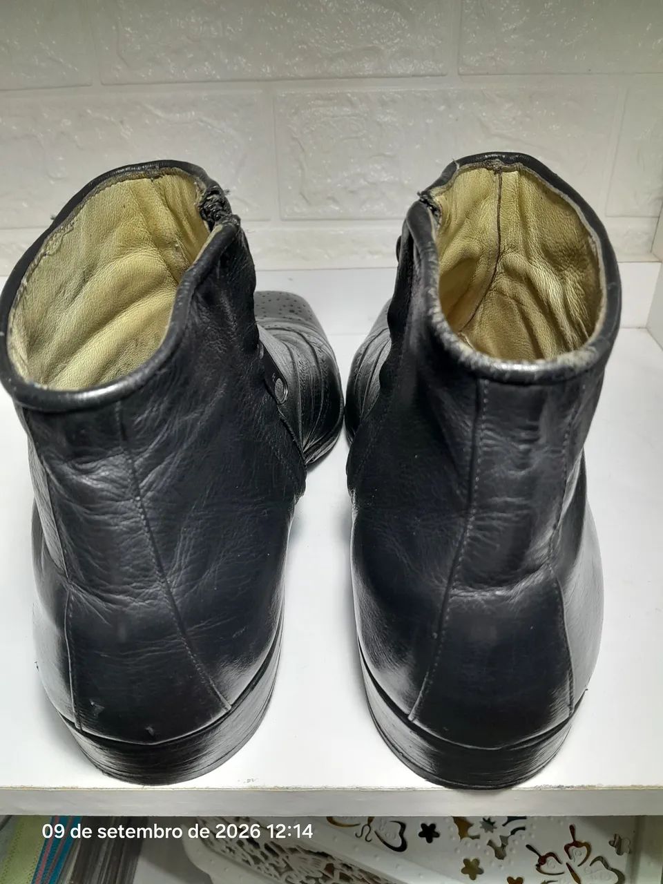 Bota masculina couro preto usada - Foto 5