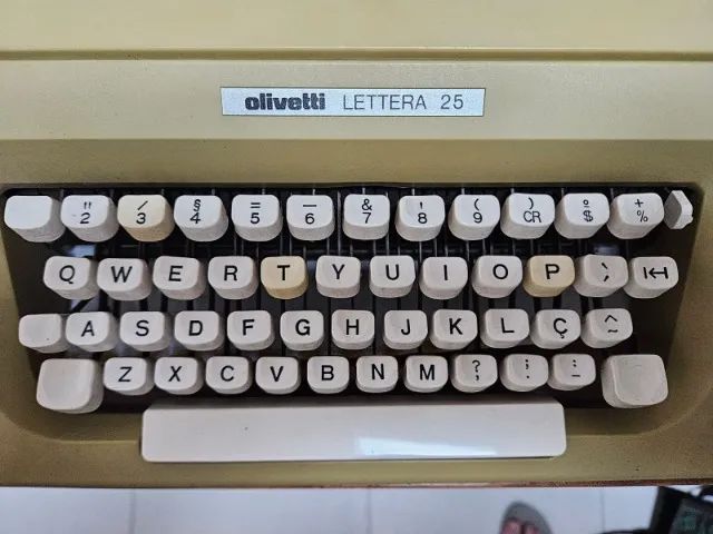 Máquina de escrever Olivetti Lettera 25 com capa original - Foto 3