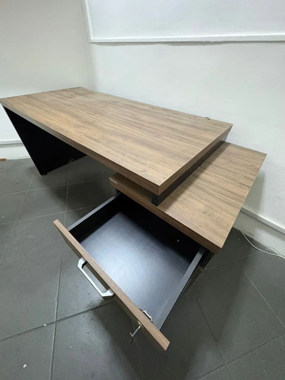 Mesa de escritório com gavetas  - Foto 2