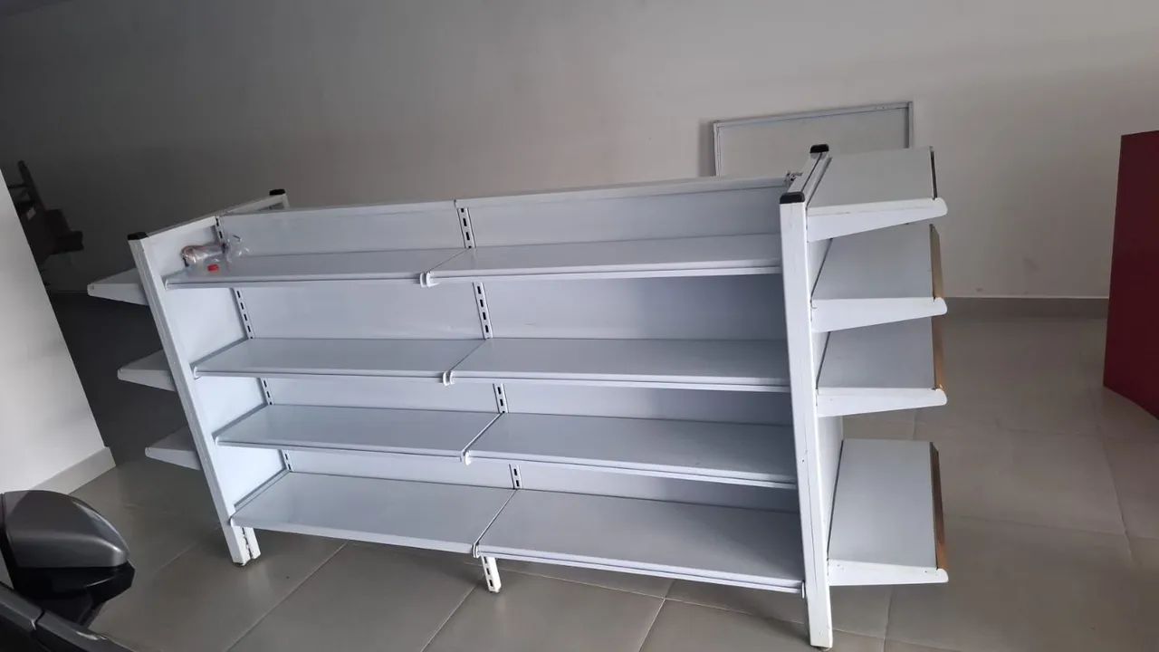 Prateleiras e gôndolas 