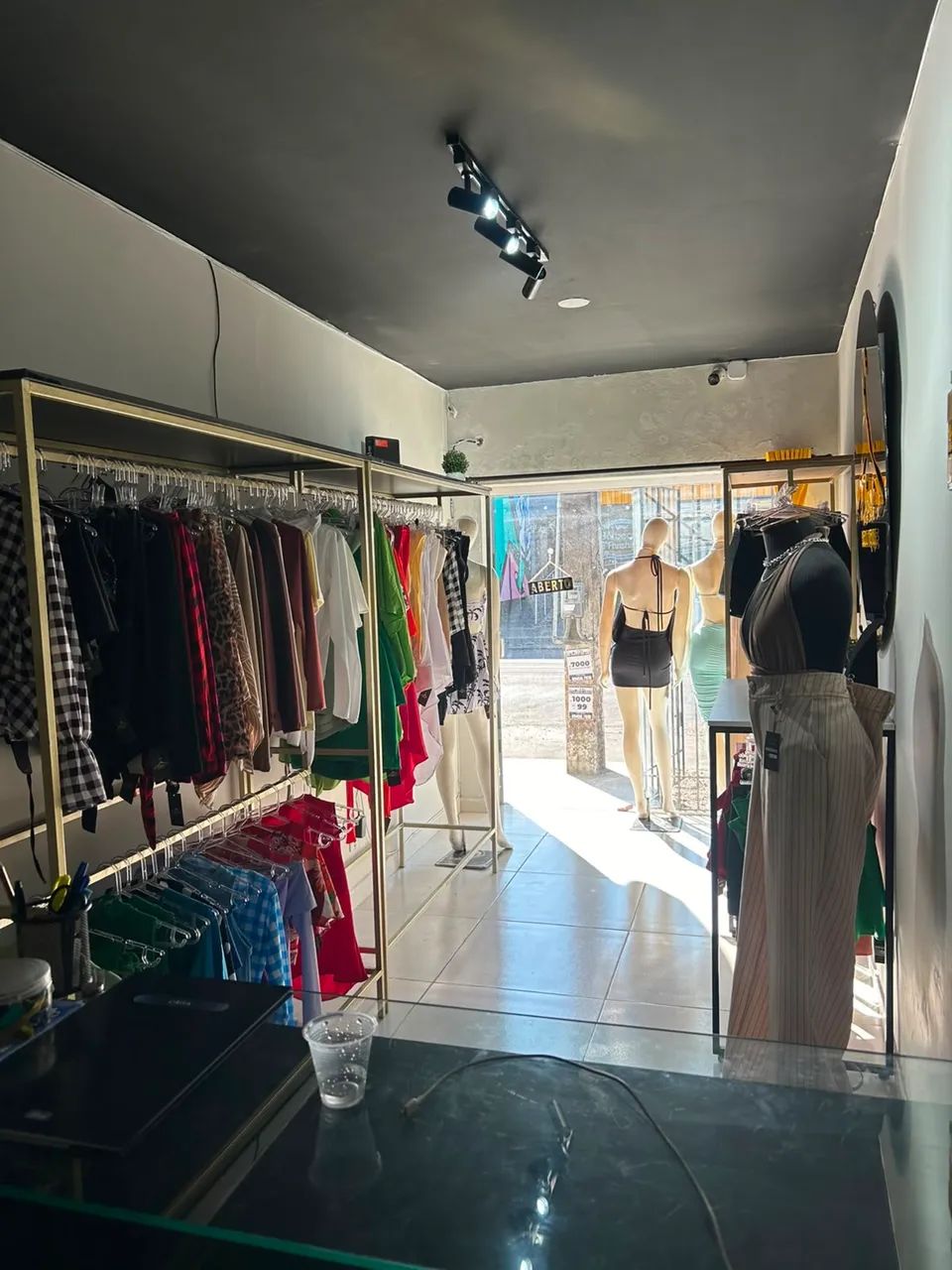 REPASSE DE LOJA DE ROUPAS FEMININAS - ESTOQUE + MÓVEIS + EQUIPAMENTOS - Foto 3