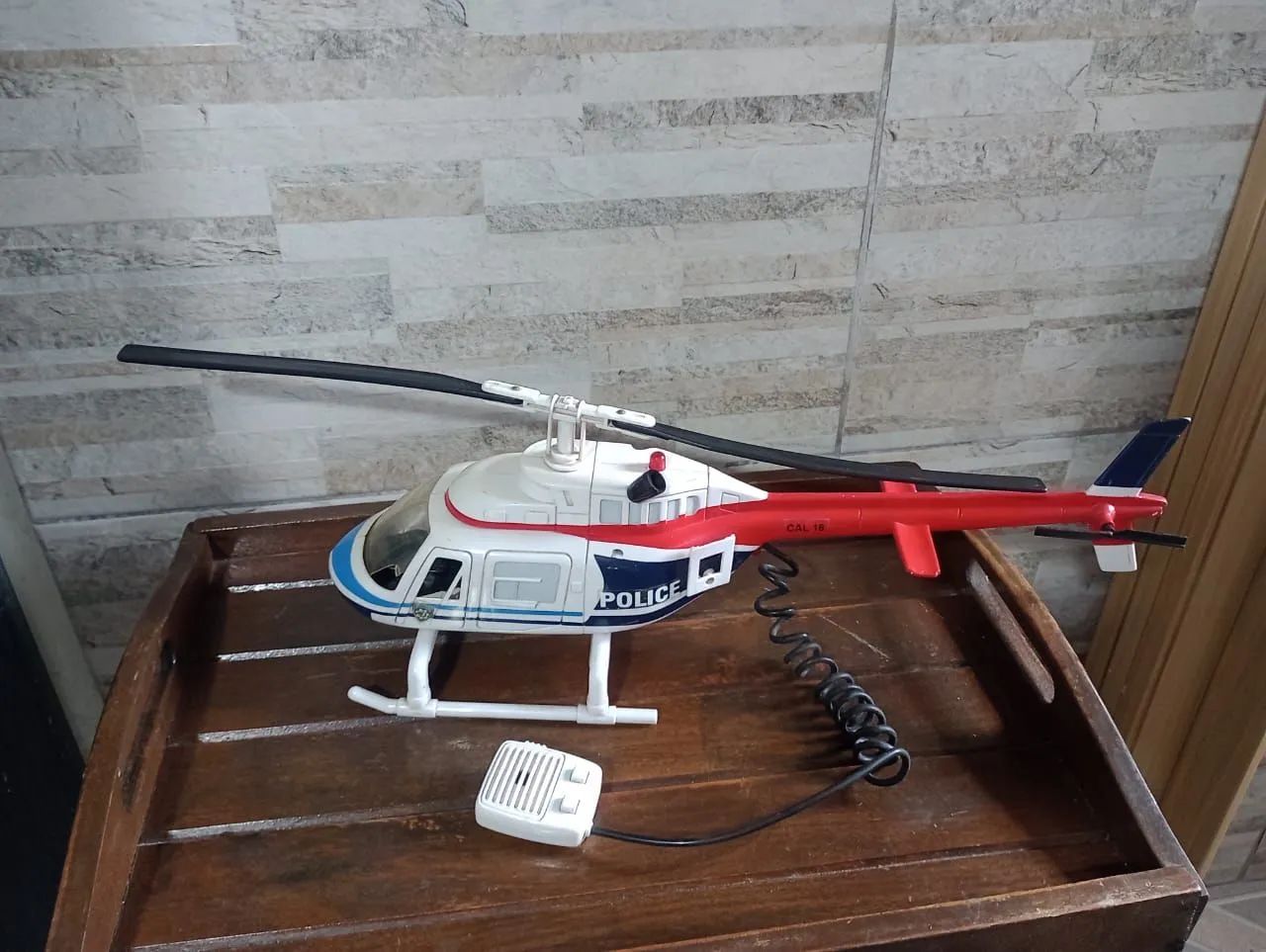 Helicóptero da polícia com sirene e microfone antigo - Foto 3