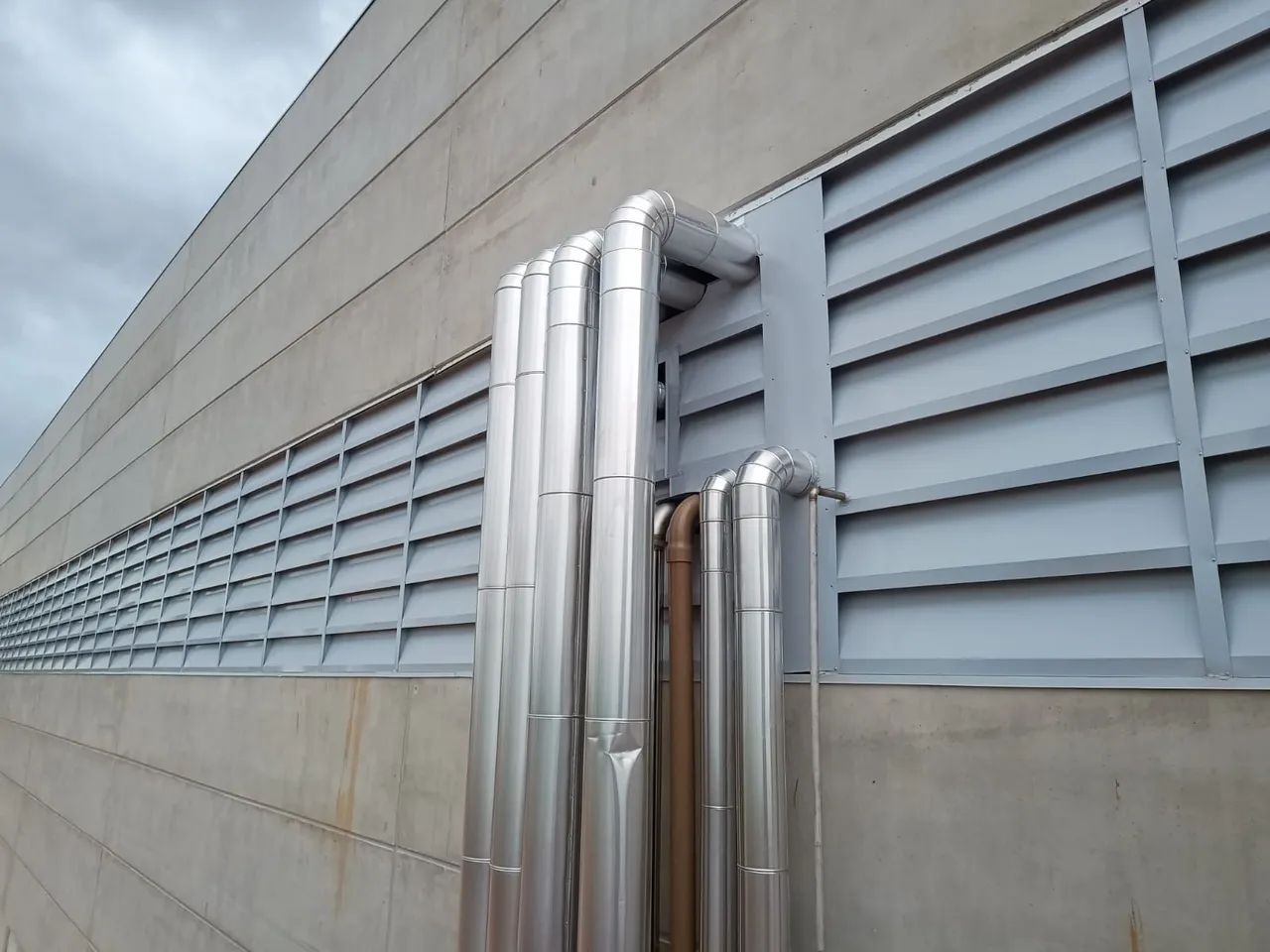 Trabalhamos com instalação de venezianas industriais,calhas em geral ,telhados  e faxada. - Foto 2