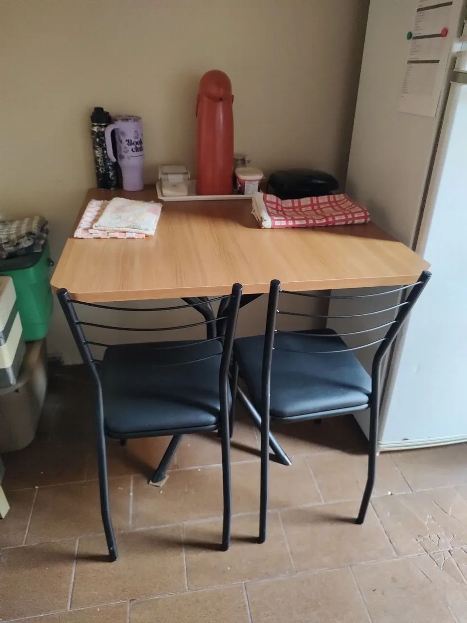 Vendo jogo de mesa com quatro cadeiras  - Foto 2