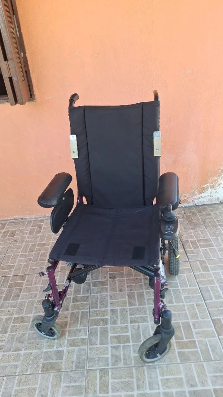 Cadeira de roda elétrica em estado de Nova sem bateria e carregador - Foto 2