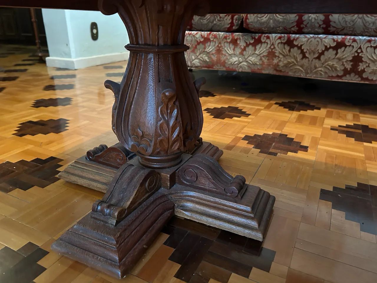 Mesa de centro clássica em cerejeira. - Foto 4