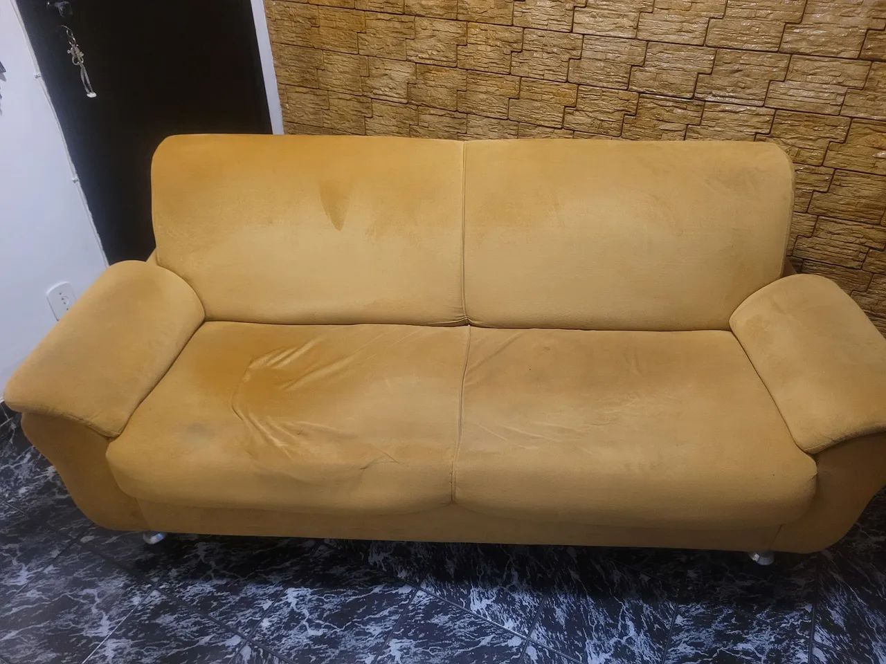 Sofá 3 lugares + puf para desocupar - Foto 4