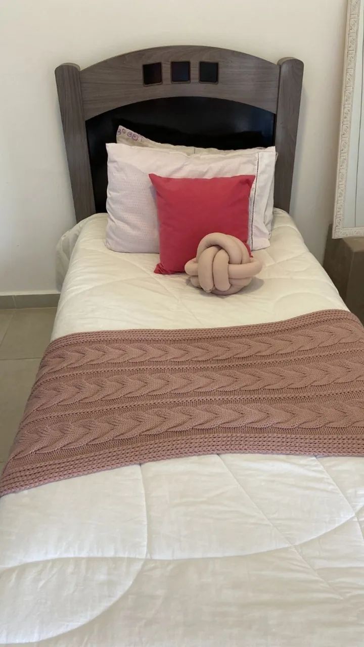 Cama de solteiro com o colchão