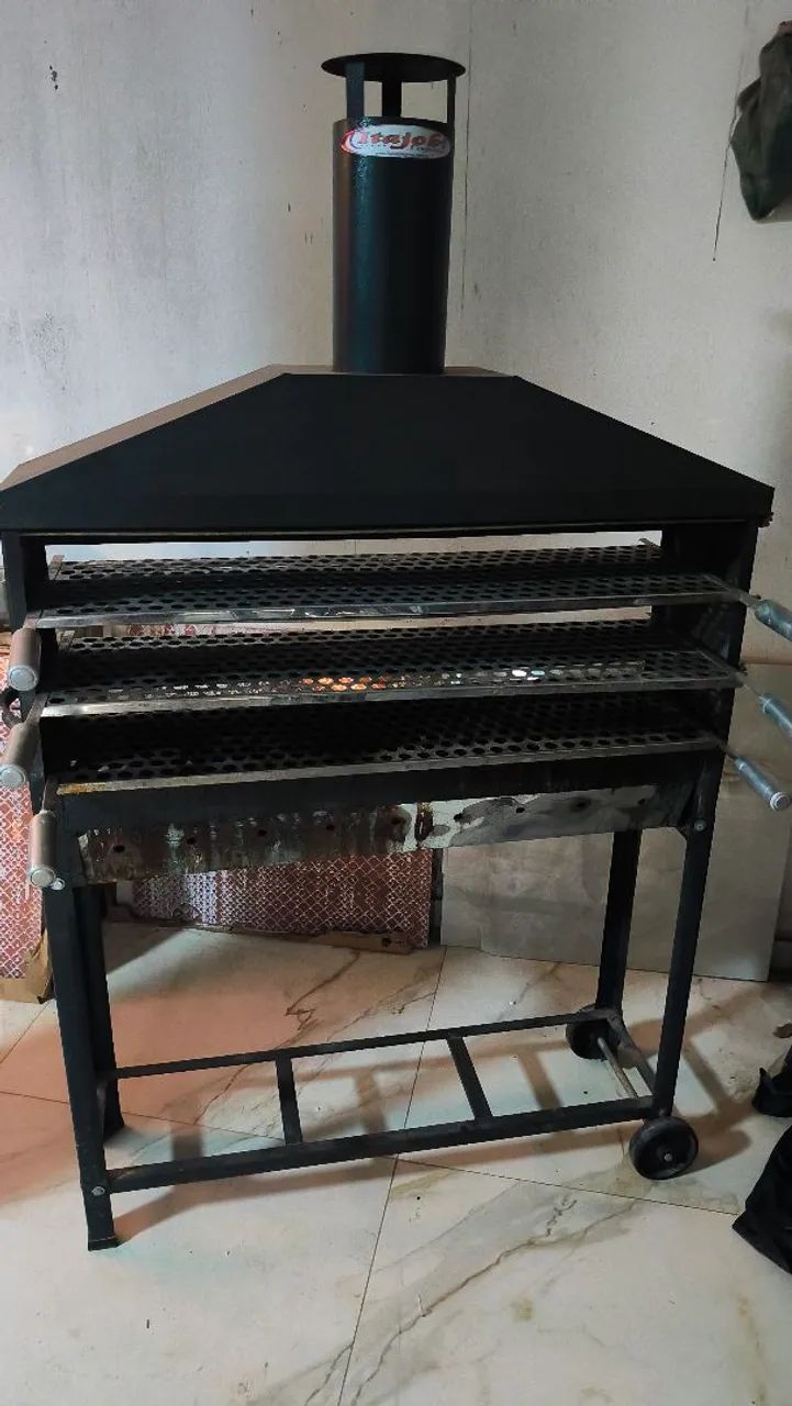 Vendo churrasqueira semi novo 