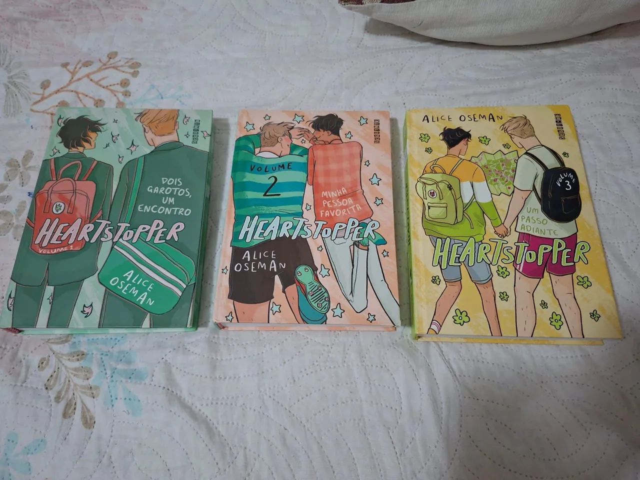 Livros seminovos, nome do livro: Heartstopper (tenho ate o terceiro volume.)