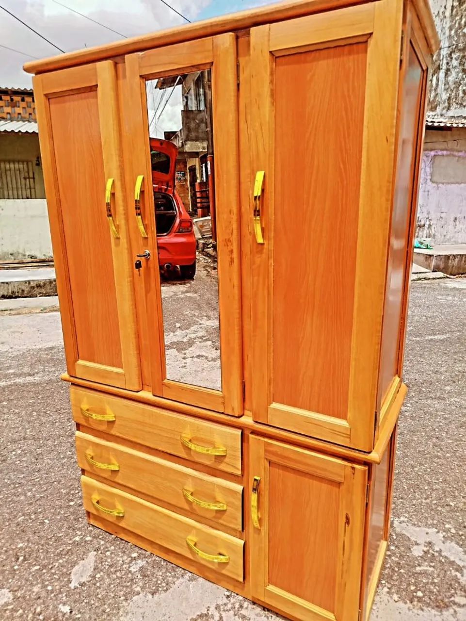 Guarda roupa de solteiro - madeira Tatajuba 3 portas 3 gavetas completo com espelho novo - Foto 4
