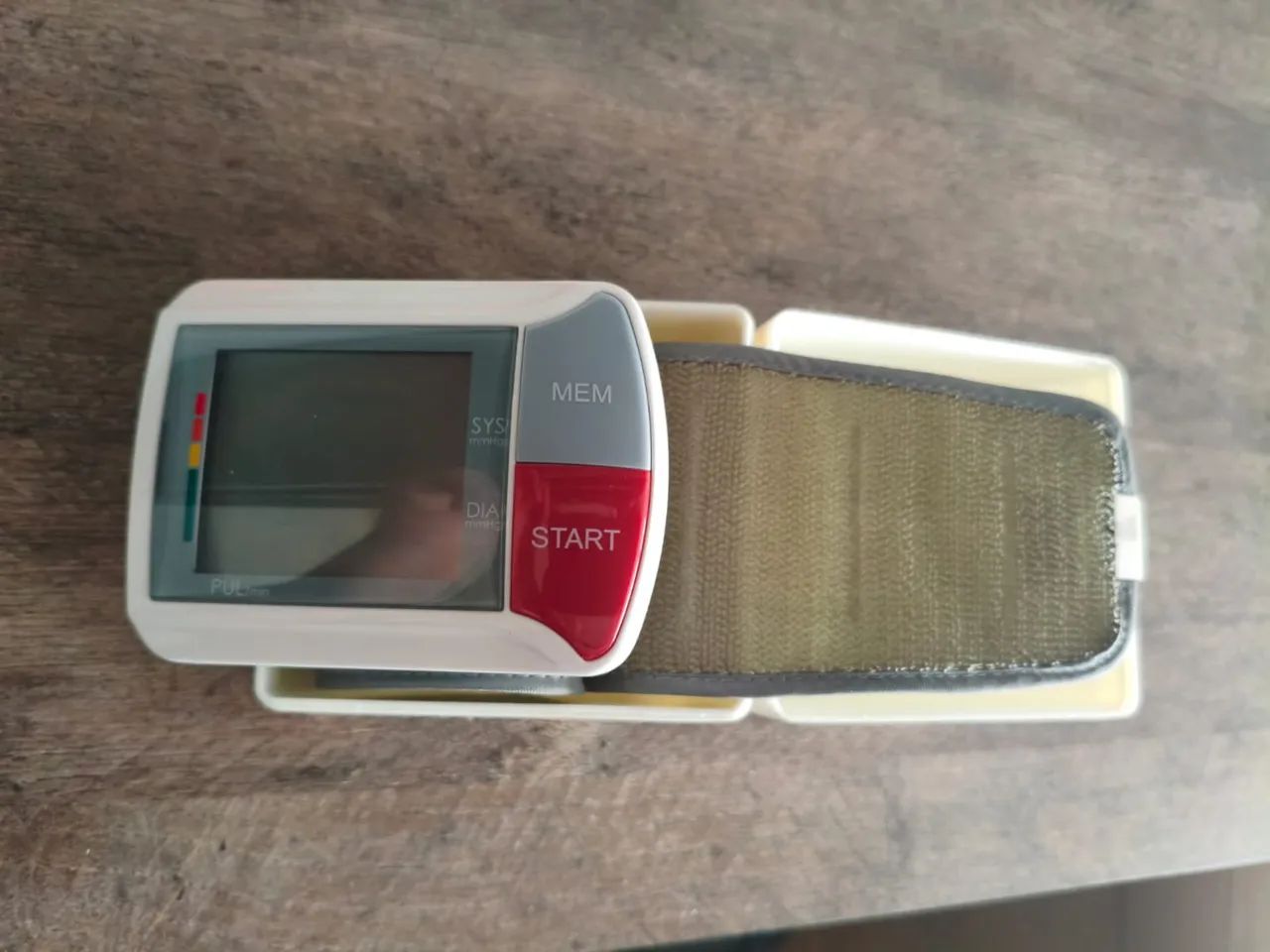 Aparelho de pressão a pilha funcionando perfeitamente!