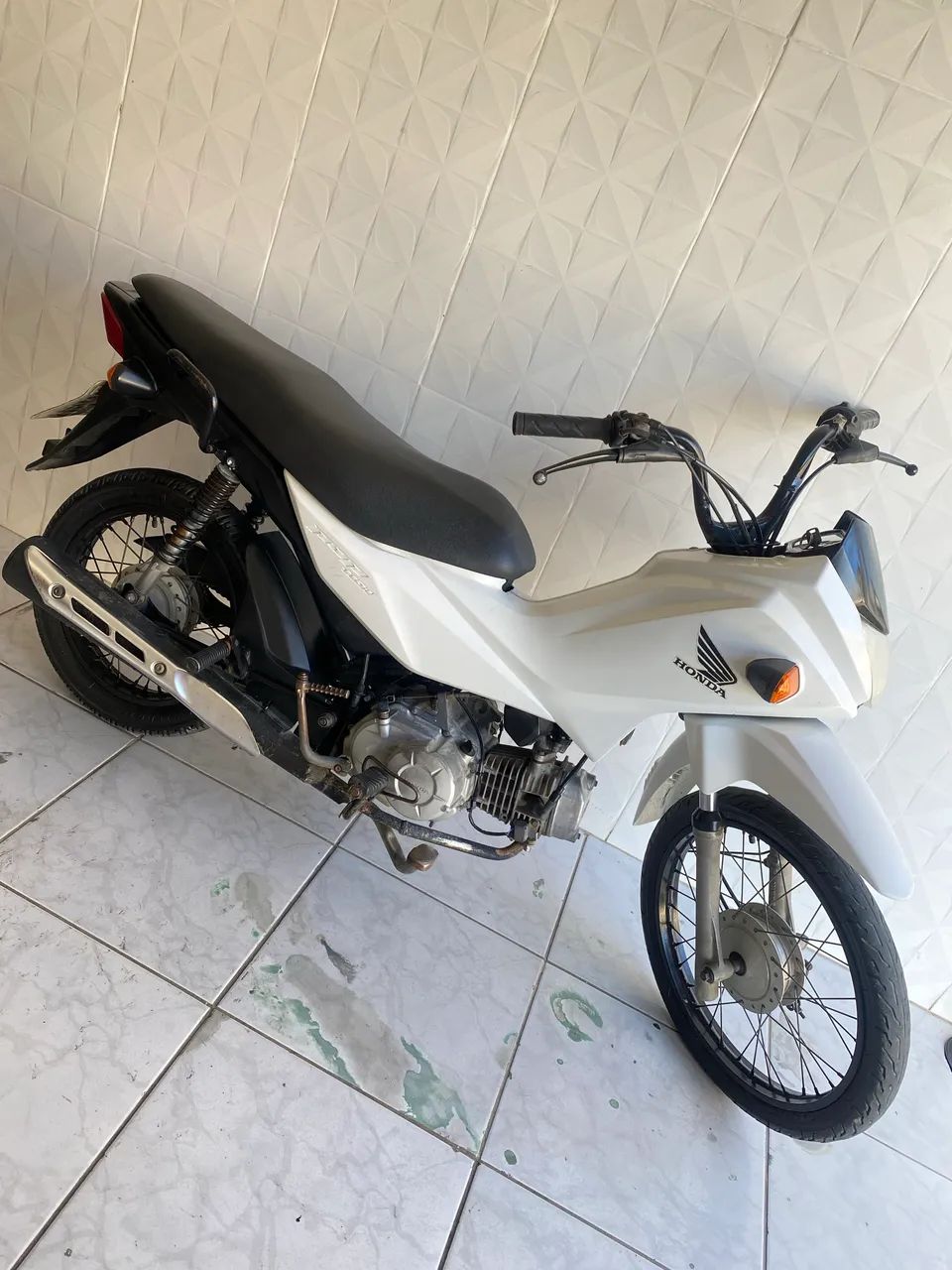 Vendo moto emplacada 