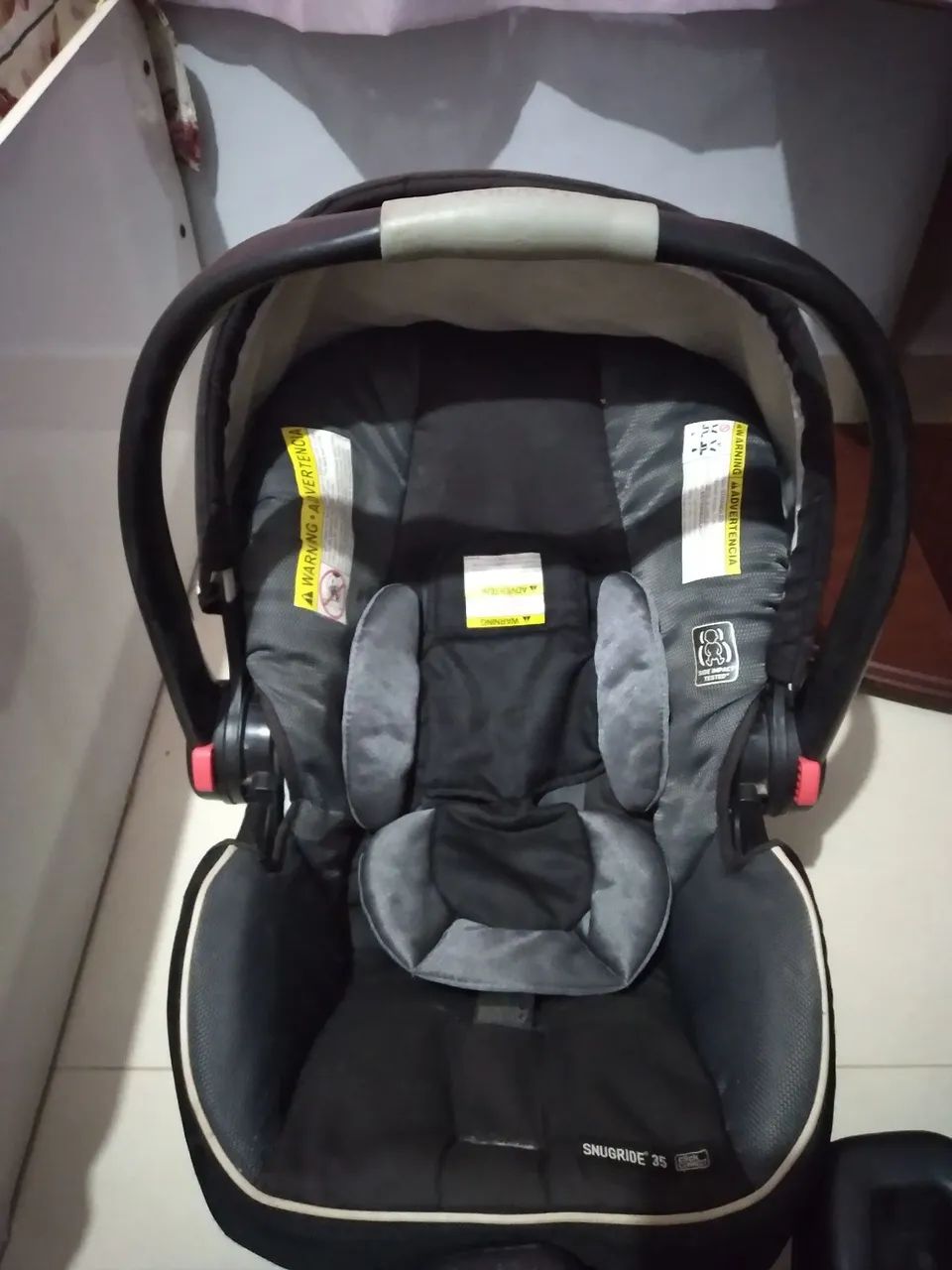 Cadeirinha de bebê com duas base