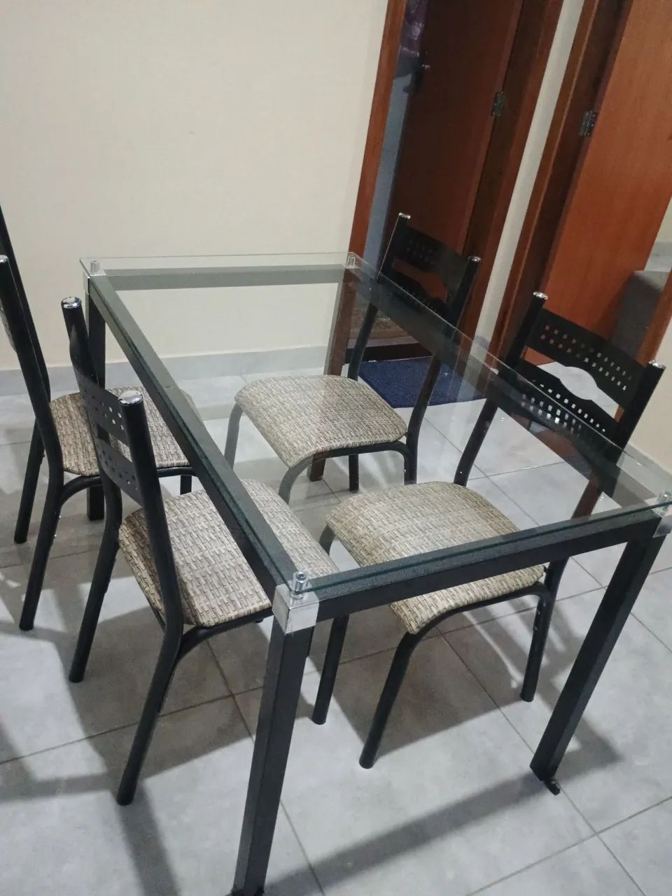 Mesa de 4 cadeiras de vidro.